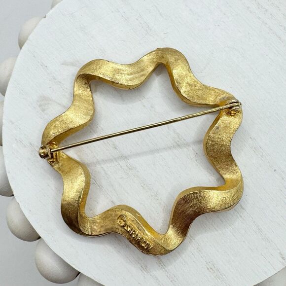 SARAH COVENTRY Large Gold Tone Wreath Ribbon & Rhinestone Pin Brooch Vintage - Picture 7 of 8